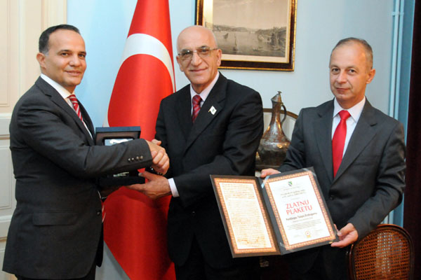 Plaketa Erdoganu ambasada 3