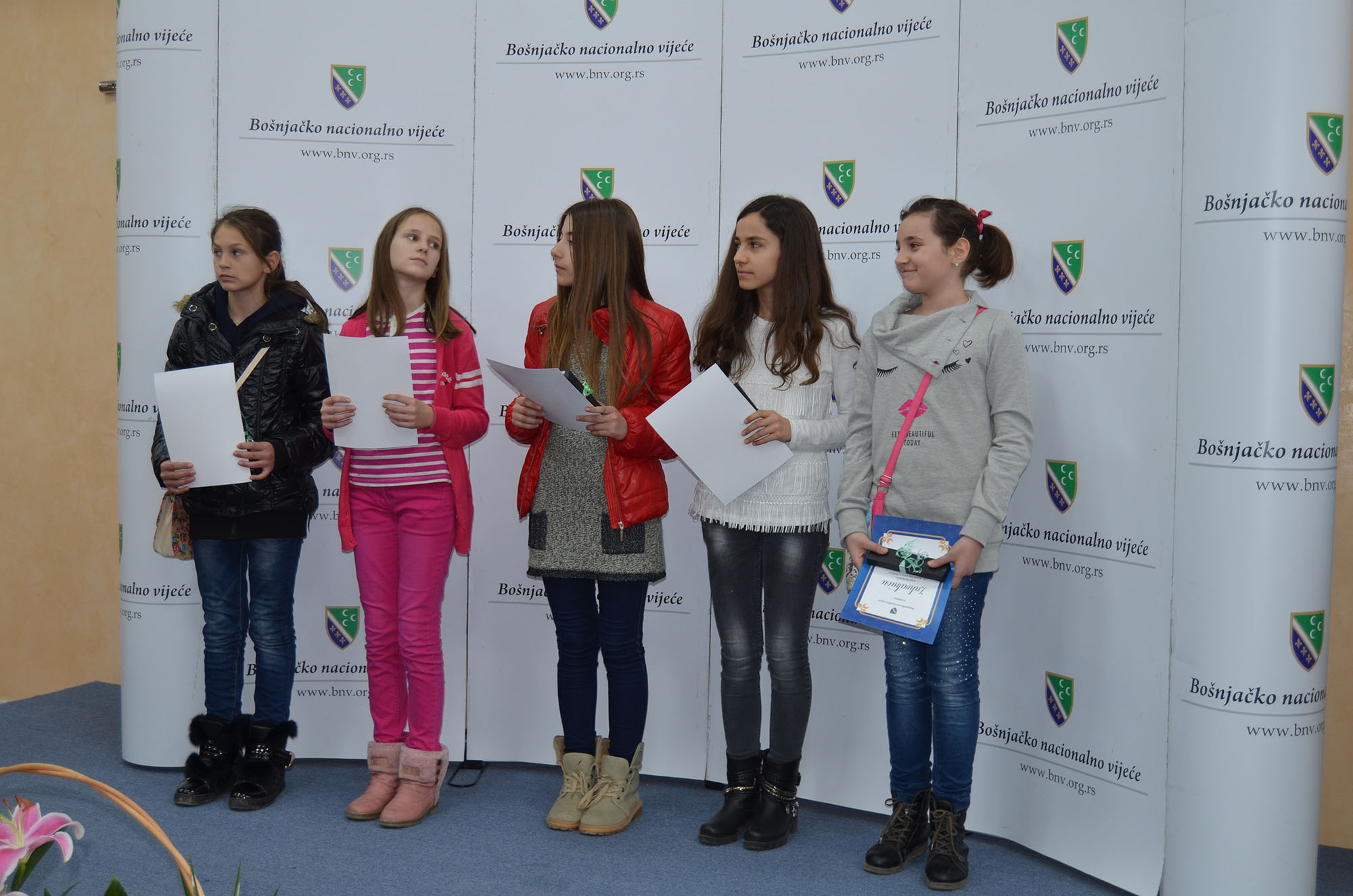 Dobitnici zahvalnica u prvoj kategoriji. Zahvalnice je uručio predsjednik žirija za literarni konkurs, Maruf Fetahović.