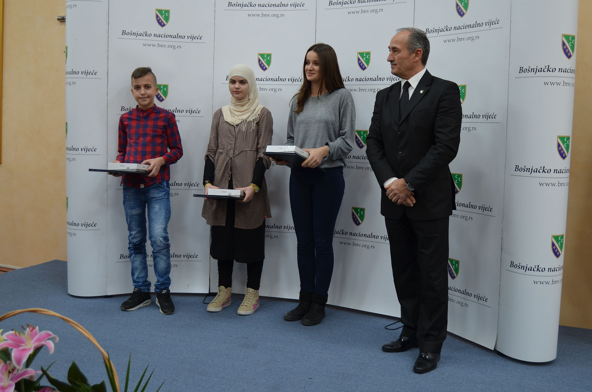 Dobitnici nagrada i diploma za osvojena treća mjesta na literarnom konkursu za obje kategorije kao i za trećeg mjesta na foto konkursu. Nagrade je uručio predsjednik Izvršnog odbora Vijeća doc.dr. Hasim Mekić.